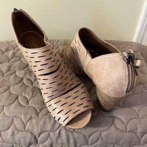 Clarks Women's Beige Peep-Toe Sandals